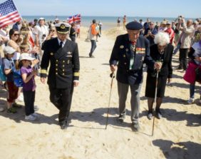 Tunge steg i Normandie
I 2014 tok Forsvarets forum med 96 år gamle Monrad Mosberg tilbake til Sword Beach på D-dagen. Det ble eit rørande augneblikk